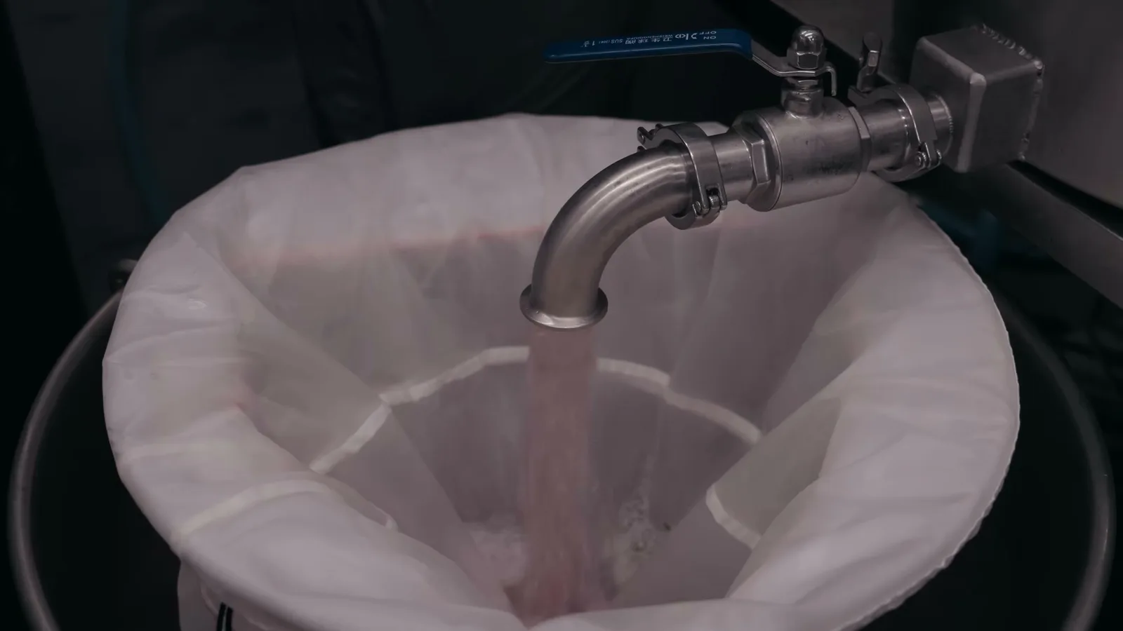 Cold water running over the pre-soak screen before agitation.